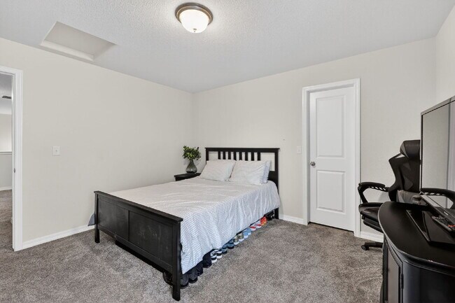 Building Photo - "Spacious 4-Bed Sanctuary with 3.5 Baths in Fountain, CO – Your Perfect Home Awaits!"
