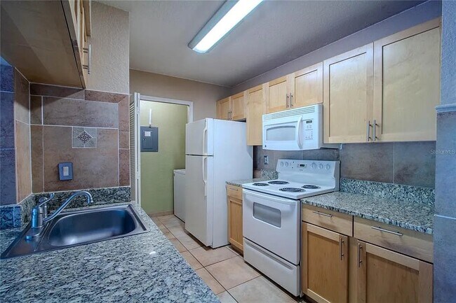 Building Photo - 2550 N Alafaya Trail