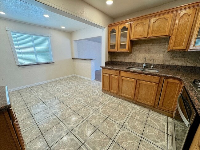 Building Photo - West El Paso/Canutillo 6bed/4bath refrig A/C Home!