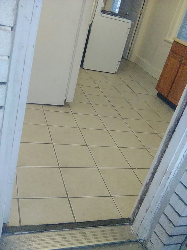 Building Photo - 89 Maple St