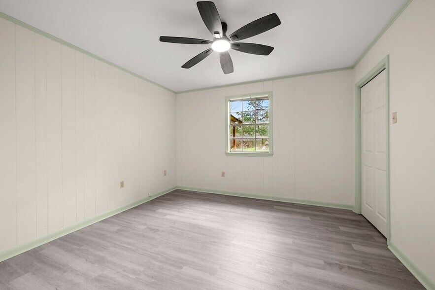 Building Photo - 9556 Fairway Dr