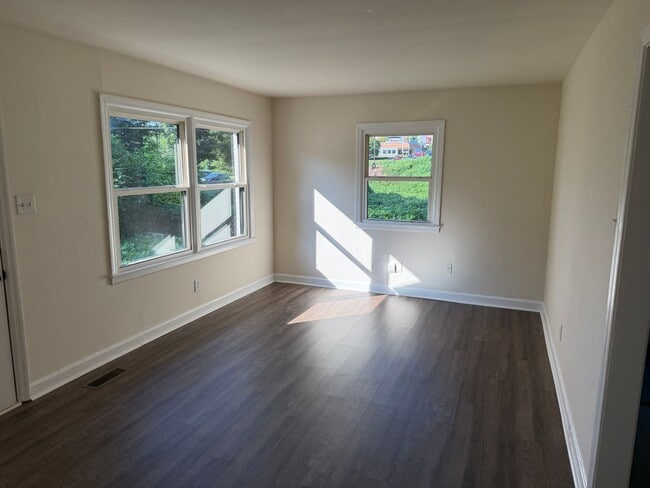 Building Photo - 1520 Effingham Rd