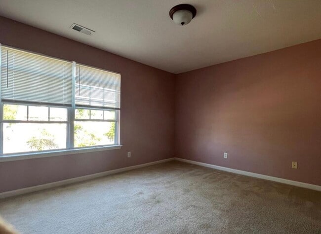 Building Photo - End Unit Townhouse Near Town Center VB