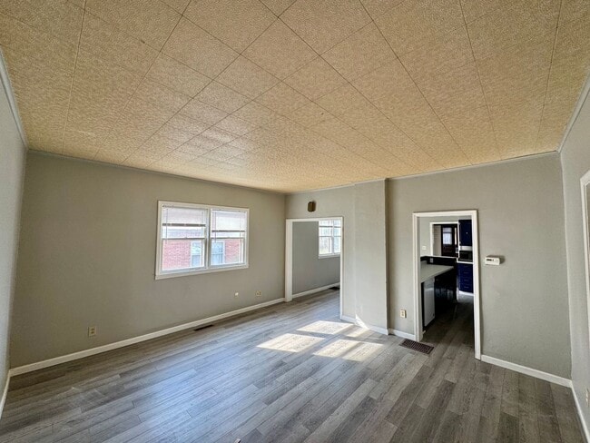 Building Photo - short term lease available