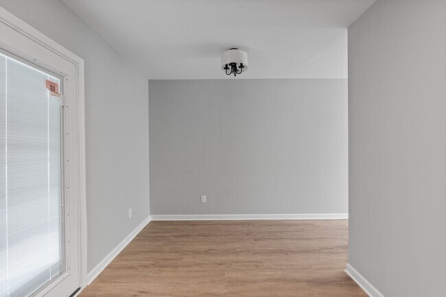 Building Photo - 400 Gallery Ln