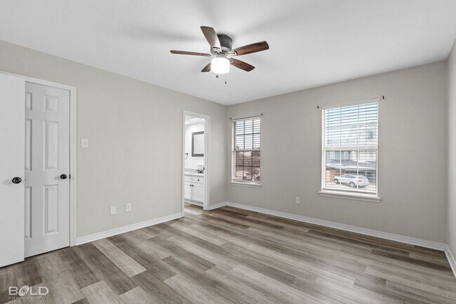 Building Photo - 3 bed 2 bath Town House