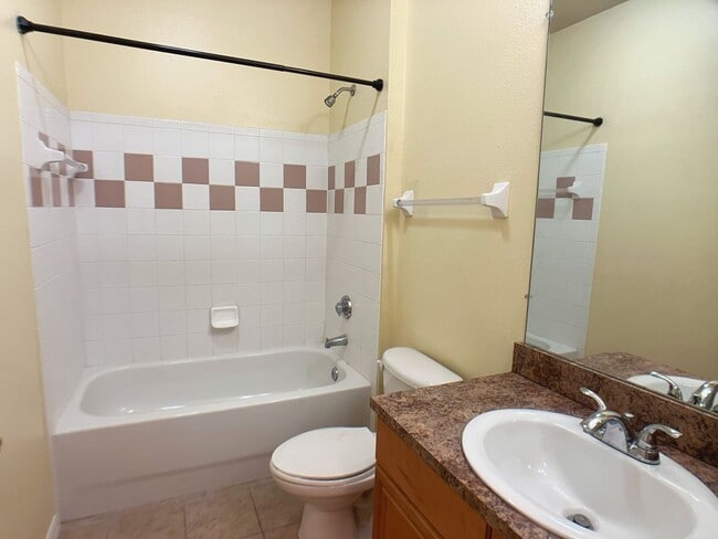 Building Photo - Campus View - Furnished 3 Bedroom, 3 Bathroom Apartment