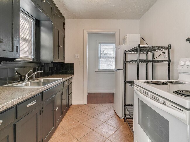 Building Photo - Charming 1 bed | 1 bath in great location