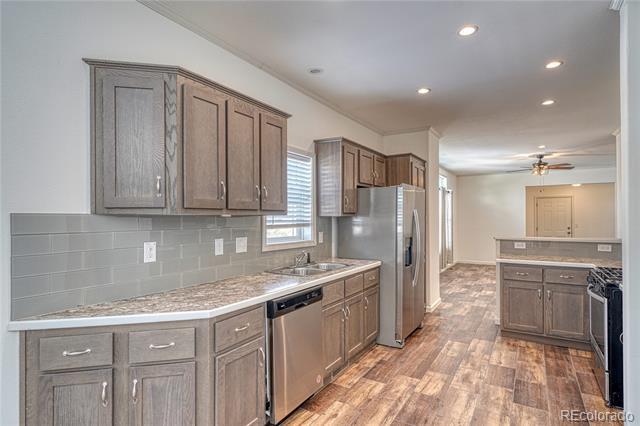 Building Photo - 904 W 6th St