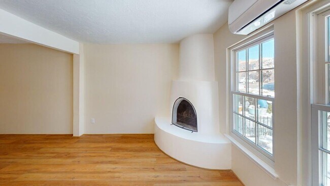 Building Photo - Large Centrally located townhome