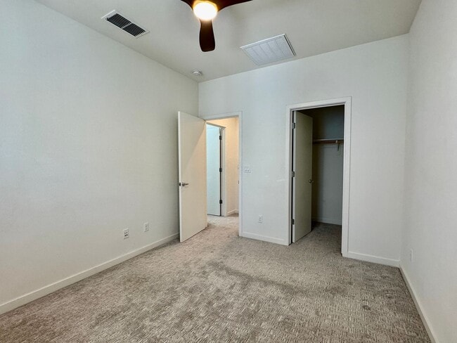 Building Photo - NEWER 2 BED, 2.5. BATH TOWNHOME IN BROADWAY AREA OF SACRAMENTO