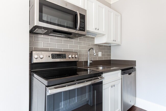 Building Photo - 827 W Lakeside Pl