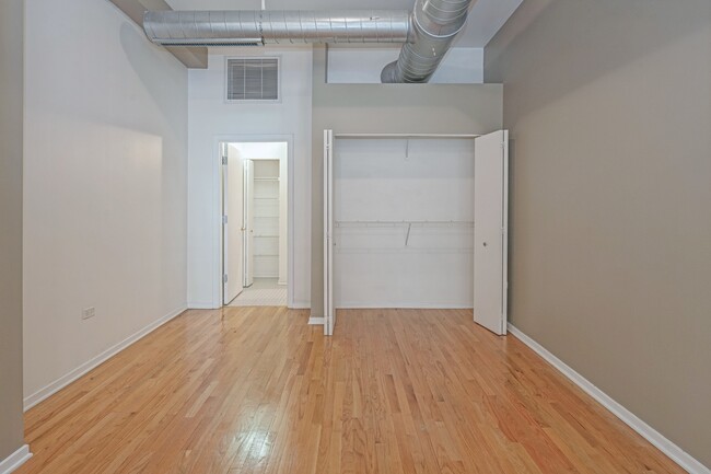 Building Photo - 6 E Monroe St