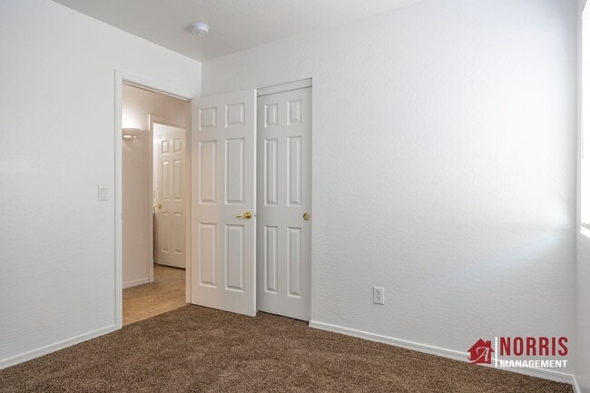Building Photo - Great Home Located minutes from Freeway