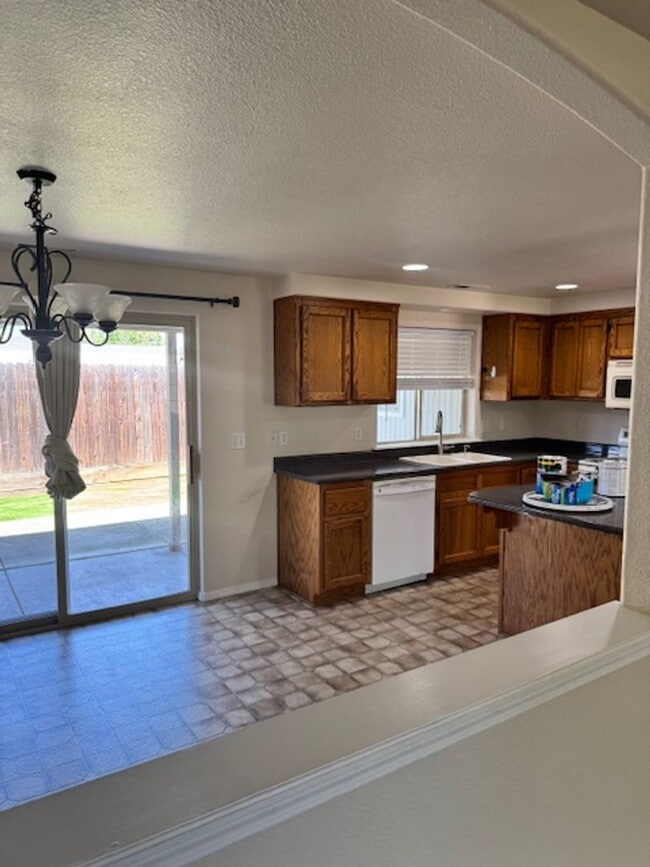 Building Photo - SPACIOUS 3 BEDROOM/ 2 BATH HOME WITH RV/BO...