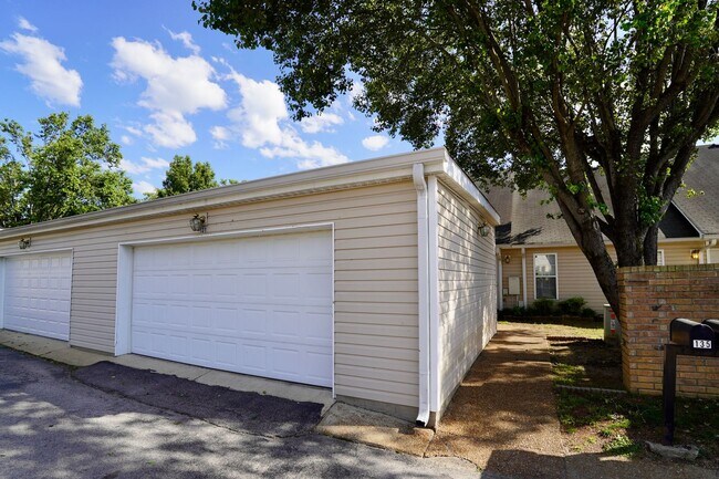 Building Photo - NICE One Level Nashville Area Home Near Lakes and Airport!