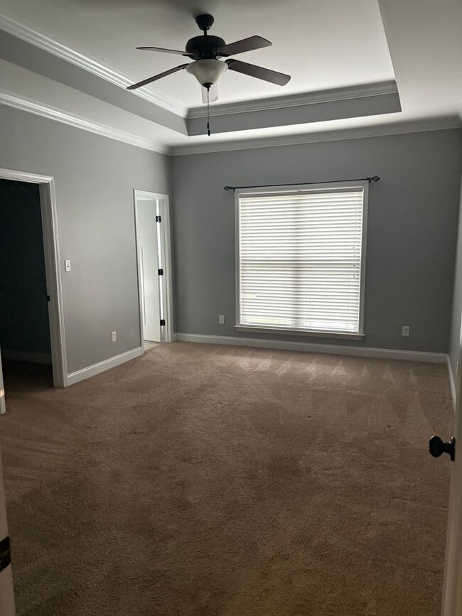 Building Photo - 4 bedroom 3 bath