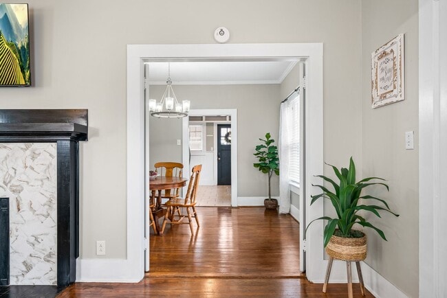 Building Photo - Renovated Vintage Cottage in downtown Cookeville