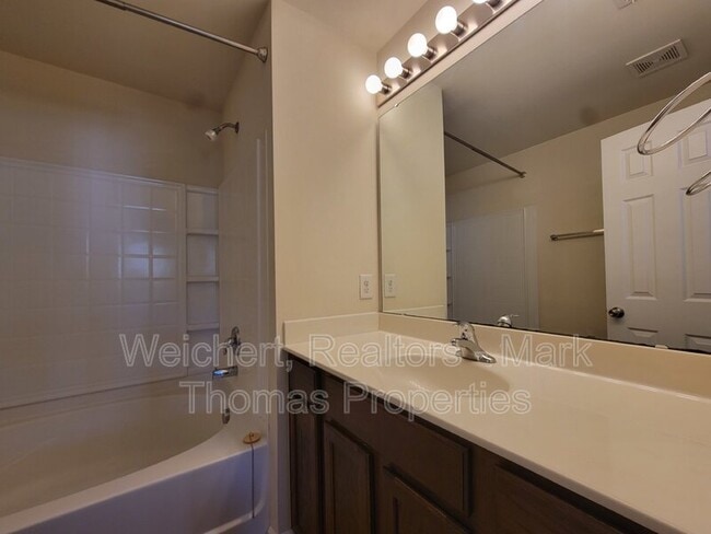 Building Photo - 100-251 Stratford Lakes Dr