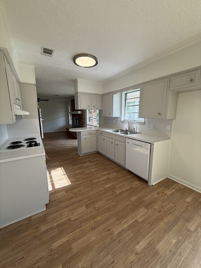 Building Photo - 880 Lockwood Dr