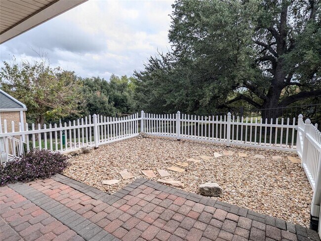 Building Photo - 1818 S Lakeshore Blvd