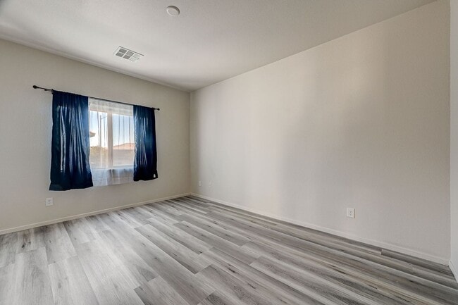 Building Photo - Adorable three bedroom in incredible SW location! Solar panels!