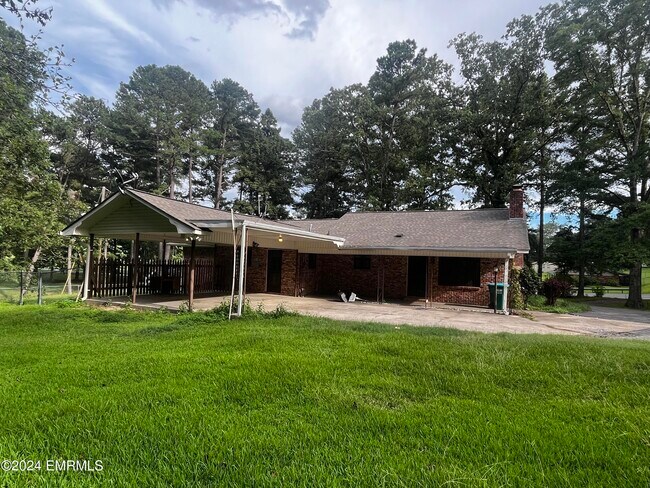 Building Photo - 664 Old Country Club Rd W