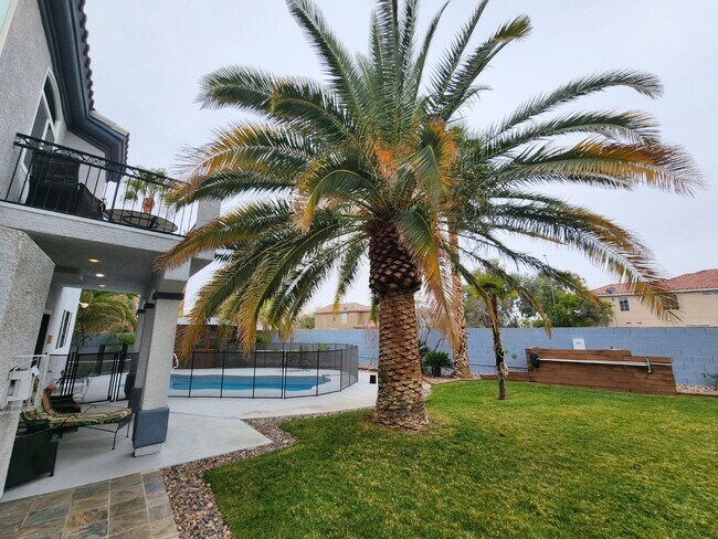 Building Photo - Entertainers Delight with minutes of shopping and restaurants