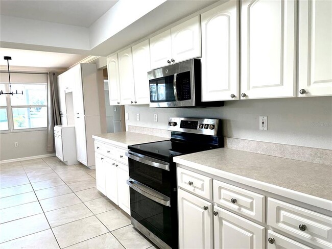 Building Photo - 73 Santarem Cir