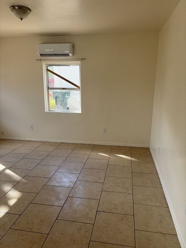 Building Photo - 204 W Kelso St