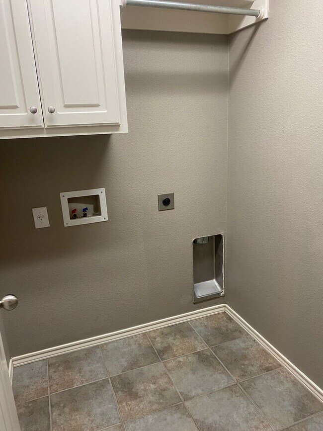 Building Photo - 3 bed 2 bath - Frenship ISD