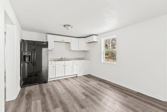 Building Photo - Cozy and Newly Renovated 3 Bedroom 2 Bath ...