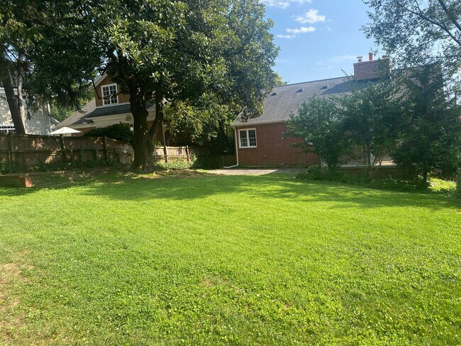 Building Photo - NICE  3BR RAMBLER CLOSE TO NIH
