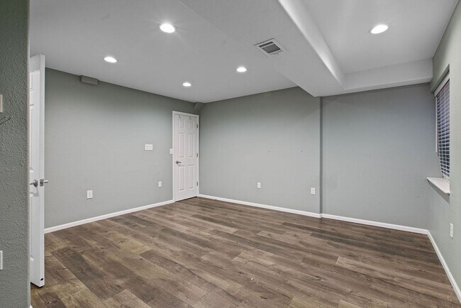 Building Photo - 6 Bedroom plus and office near Rigden Farms