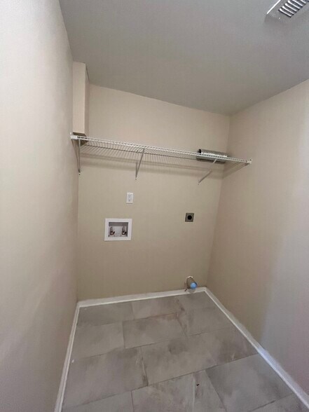Building Photo - 1433 Helon St