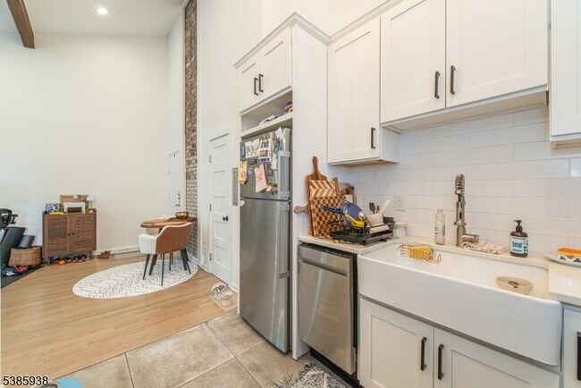 Building Photo - 376 Claremont Ave