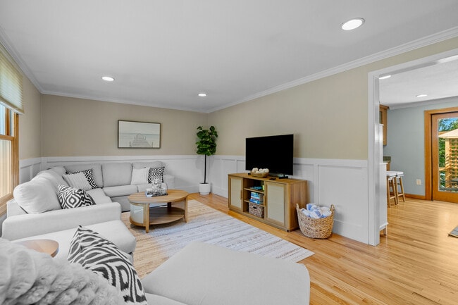 Building Photo - 46 Steamboat St