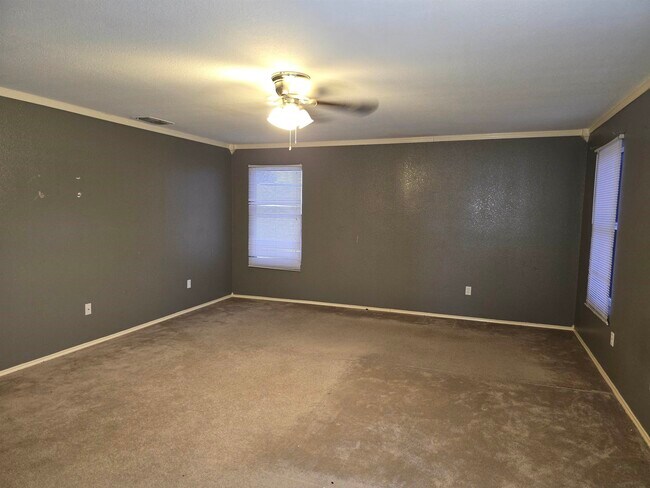 Building Photo - 2987 Temple Dr