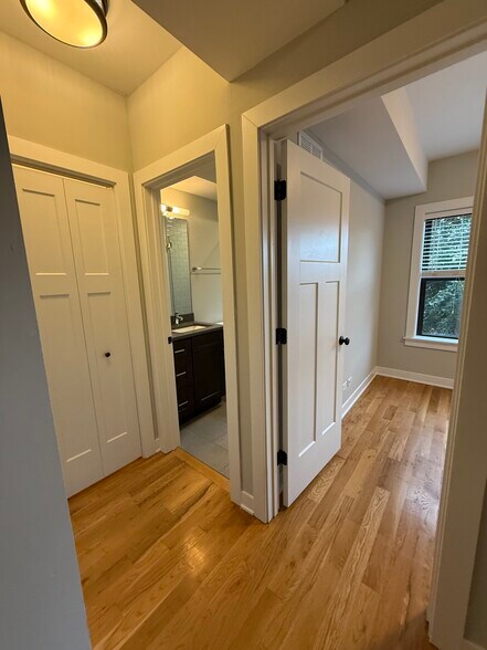 Building Photo - 2211 W Eastwood Ave