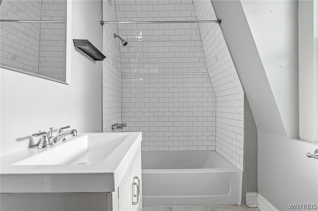 Building Photo - 2111 Seneca St