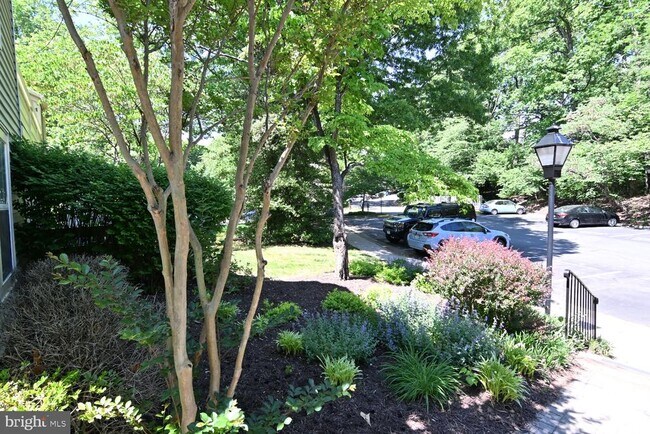 Building Photo - 2220 Springwood Dr