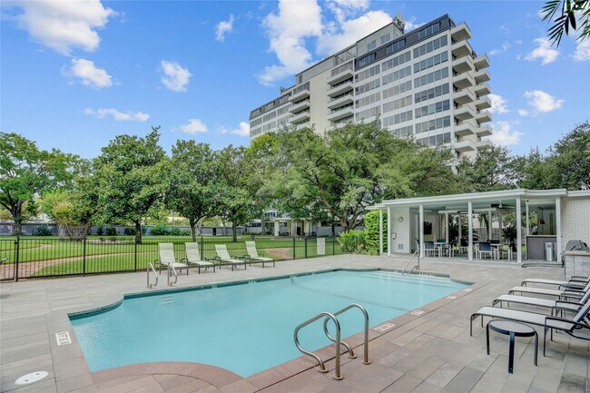 Building Photo - 2701 Westheimer Rd