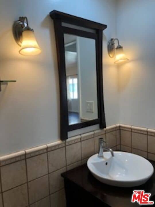 Building Photo - 622 S Barrington Ave