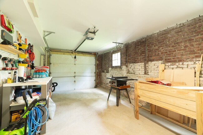 Building Photo - Knoxville 37917 - 3 bedroom 2 bath - call ...