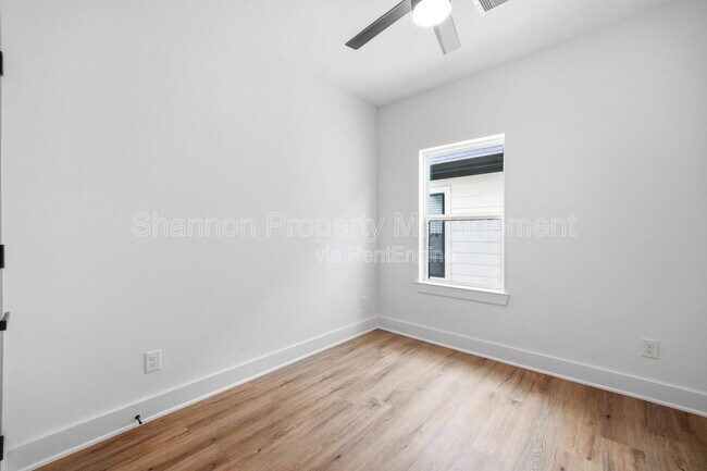 Building Photo - 2107 Esther Dr