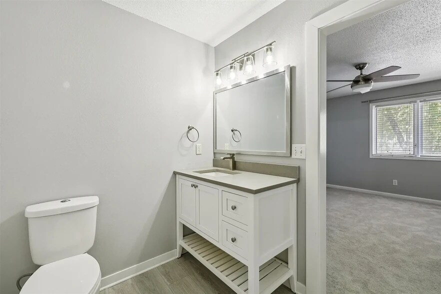 Building Photo - 811 Burr Oaks Dr