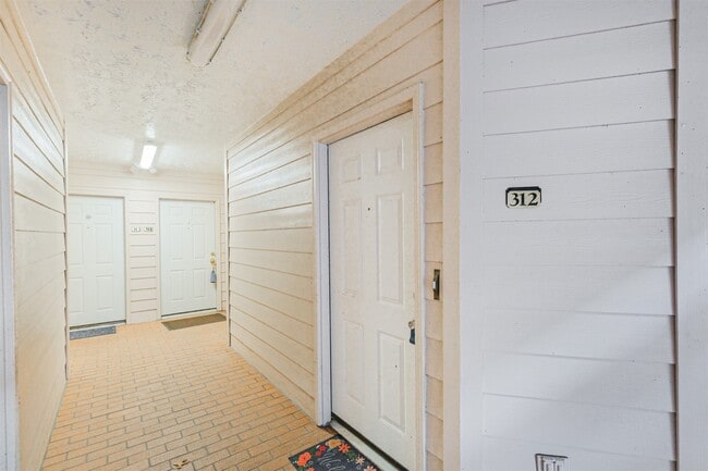 Building Photo - 8051 Bay Branch Dr