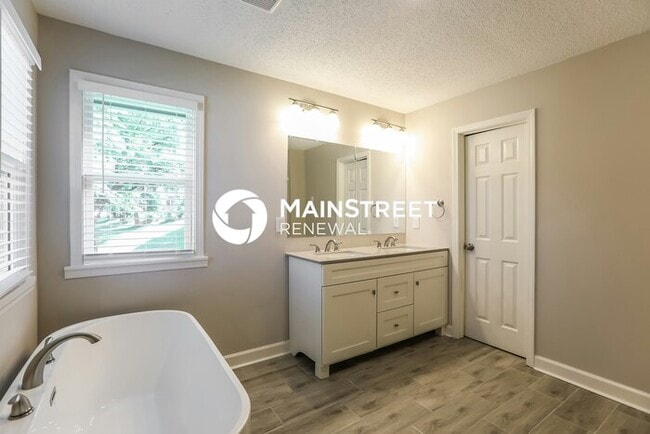 Building Photo - 4 Bedroom Pet-Friendly Home in LIBERTY, MO with Main Street Renewal
