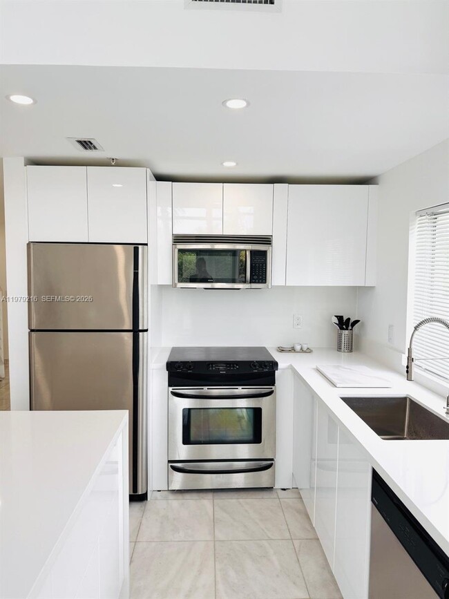 Building Photo - 7700 Collins Ave