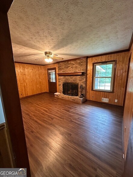 Building Photo - 145 Redwood Cir
